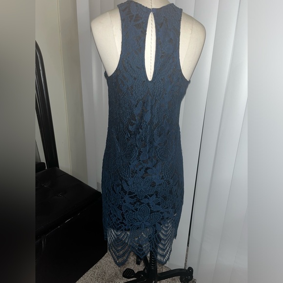 Lace halter dress - Picture 3 of 3